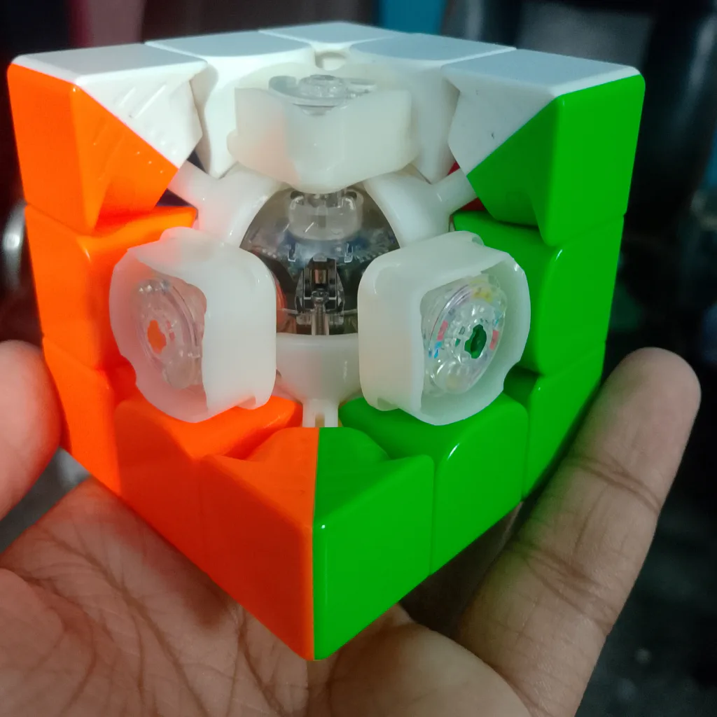 Nishat's QiYi Smart Cube - Stickerless